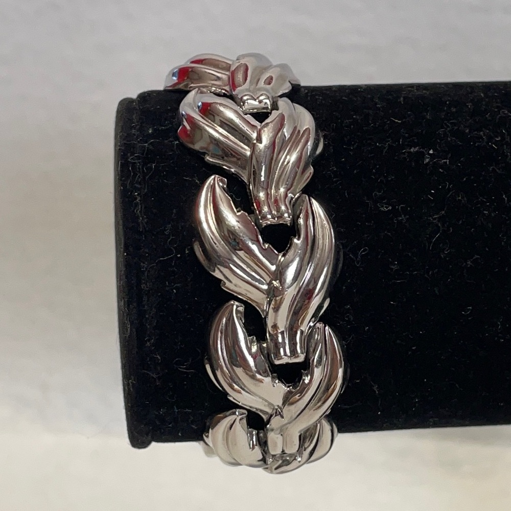 Vintage Trifari silver tone bracelet 7”
